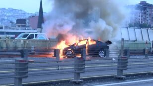 Haliç Köprüsü’nde kaza yapan otomobil alev alev yandı